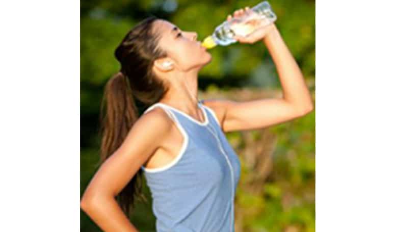 Mujer deportista bebiendo agua