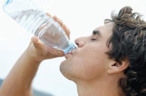 persona bebiendo agua